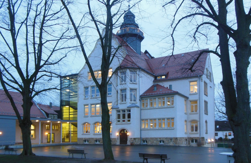 Hofperspektive der Grundschule Rabenstein bei Dämmerung