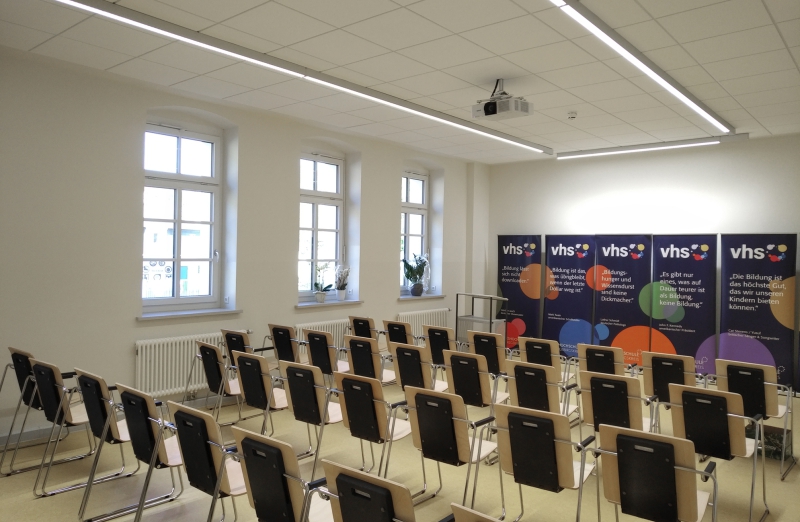 Perspektive eines bestuhlten Hörsaales der Volkshochschule Aue